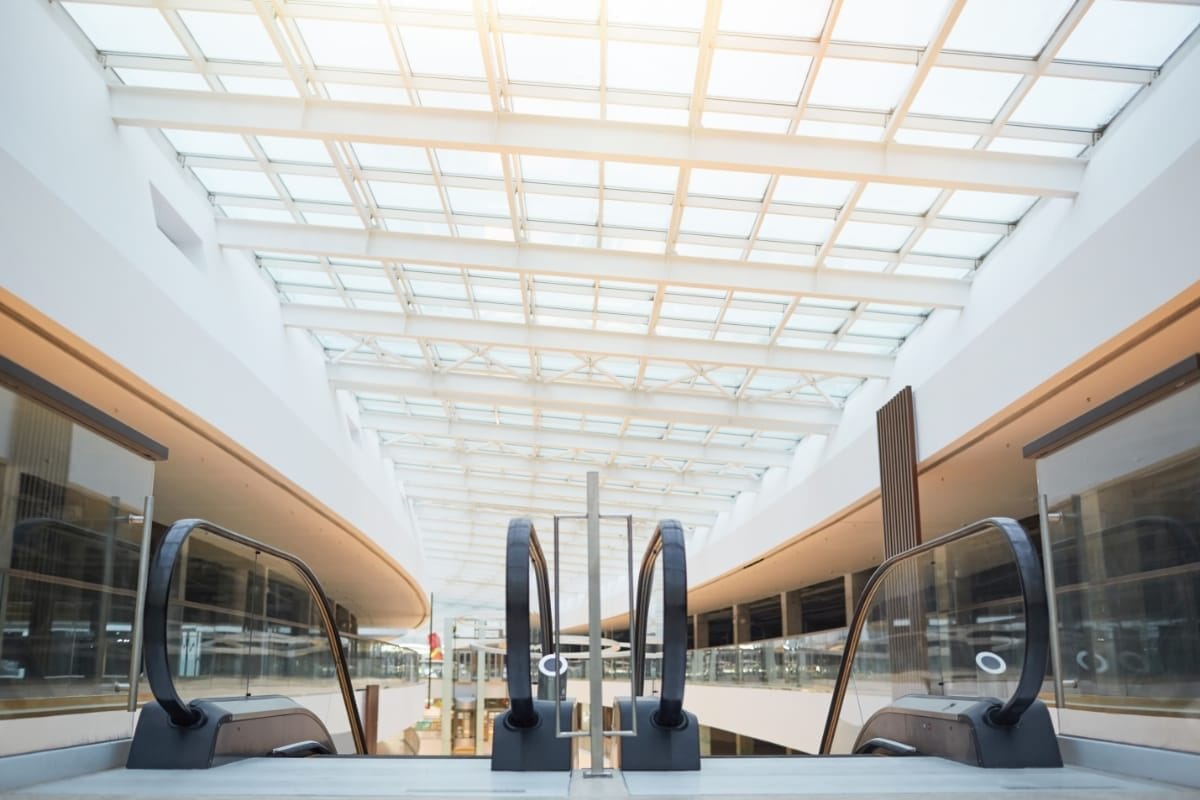 sprimontblue Escaliers mécaniques vides dans un centre commercial moderne avec un plafond de verre
