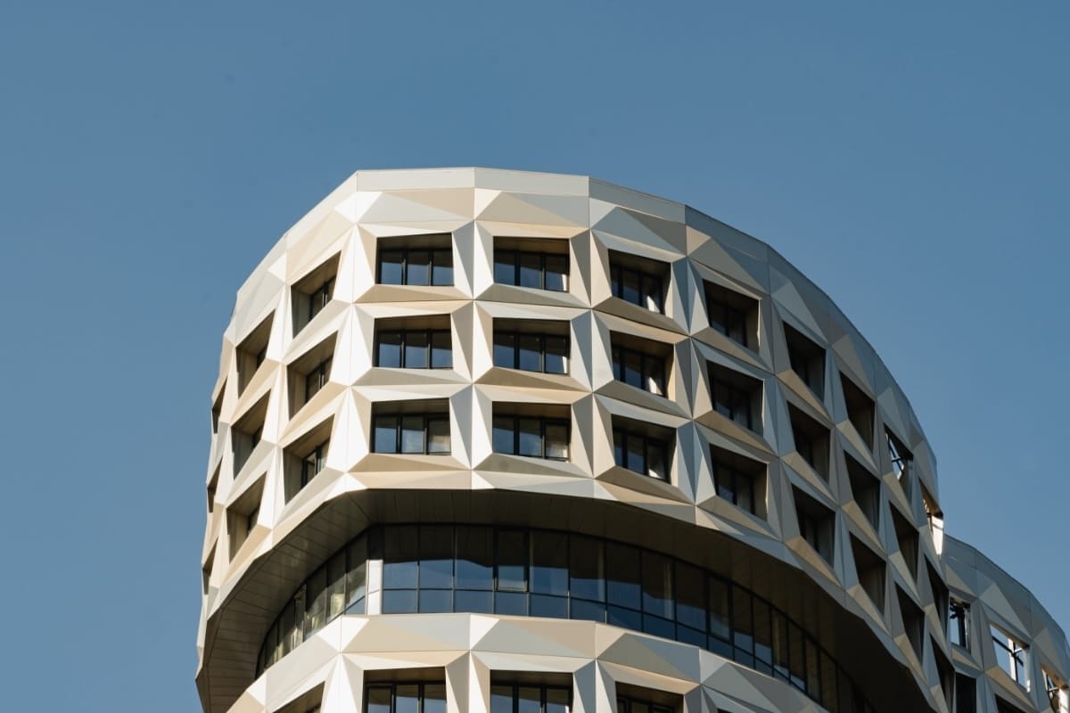 sprimontblue Bâtiment moderne avec façade géométrique et grandes fenêtres