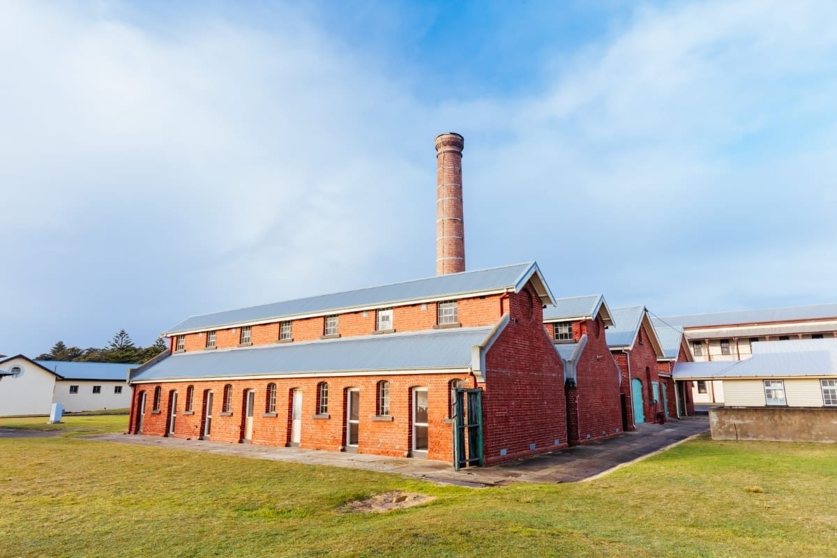 sprimontblue Bâtiment en briques avec haute cheminée, site historique de Port Arthur