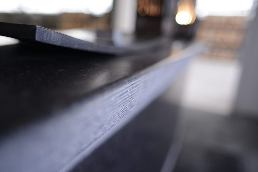 sprimontblue Gros plan d'un bord de comptoir gris foncé montrant une texture de bois en couches