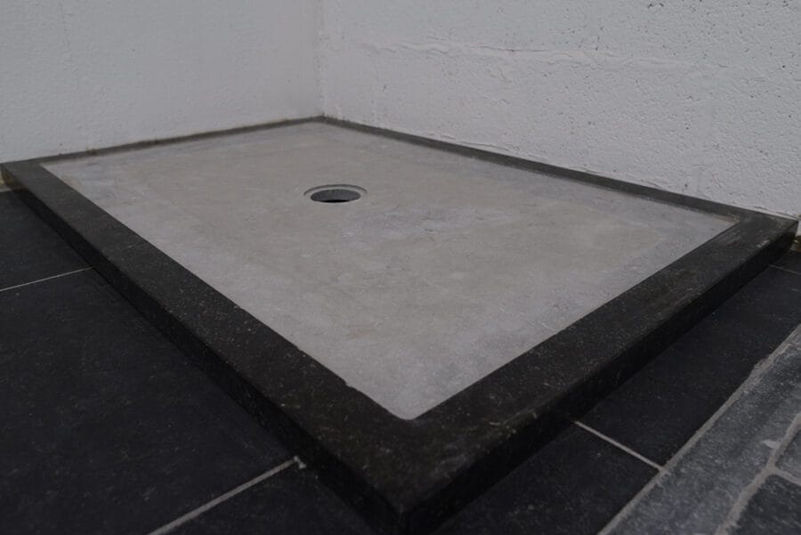 sprimontblue Receveur de douche en béton sur mesure avec bordure en granit noir