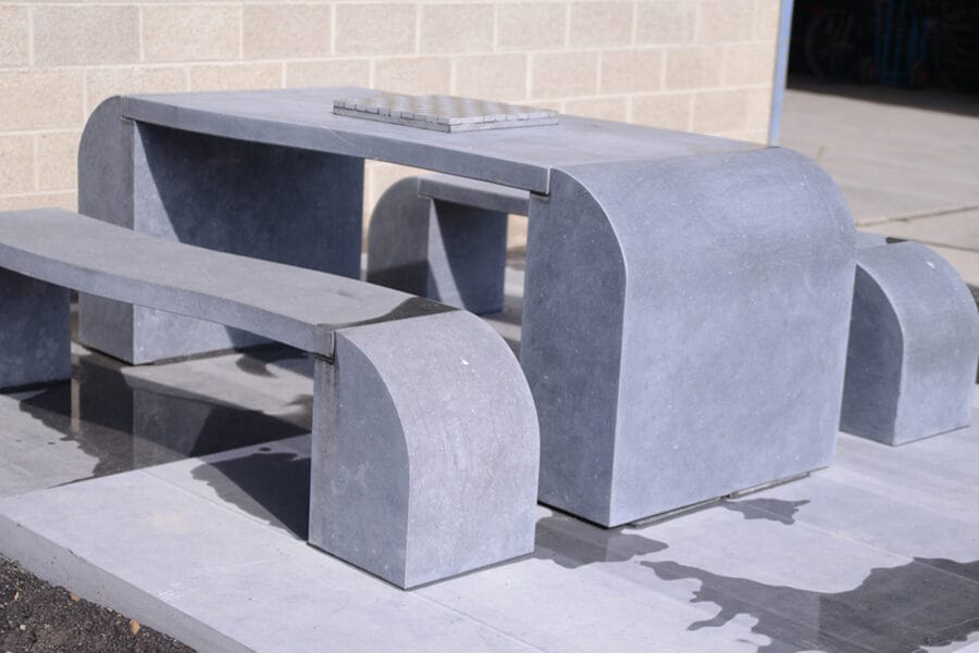 sprimontblue Table de pique-nique et bancs en pierre modernes avec échiquier intégré