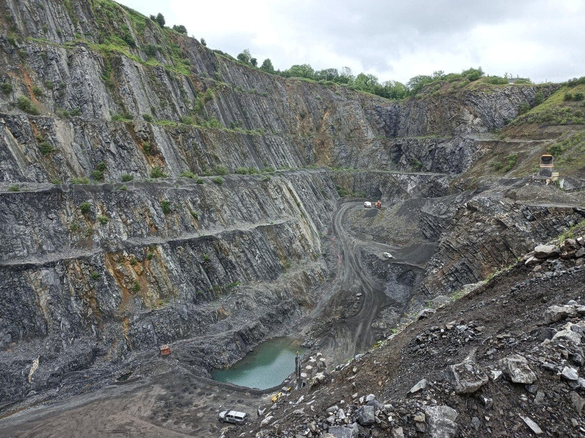 sprimontblue Vue saisissante d'une carrière d'ardoise présentant une géologie fascinante. Le développement durable en action.