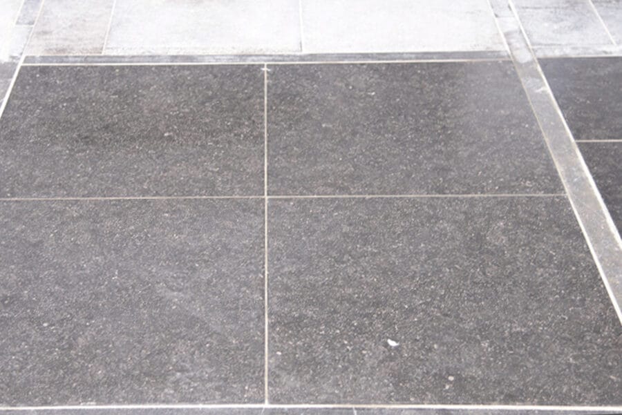 sprimontblue Revêtement de sol en granit gris foncé avec lignes de coulis