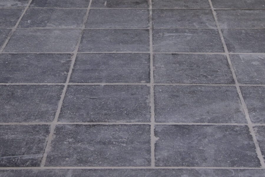 sprimontblue Des carreaux carrés gris foncé forment un sol