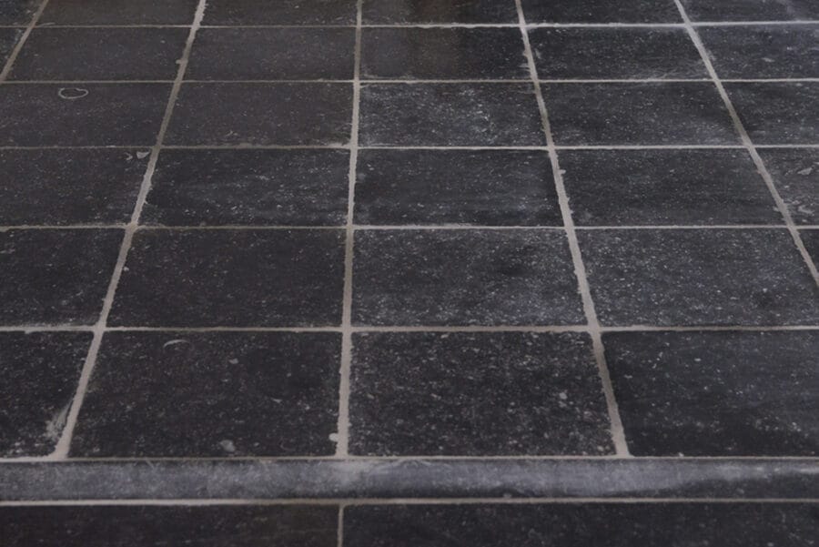 sprimontblue Des carreaux carrés gris foncé avec des lignes de coulis forment un sol